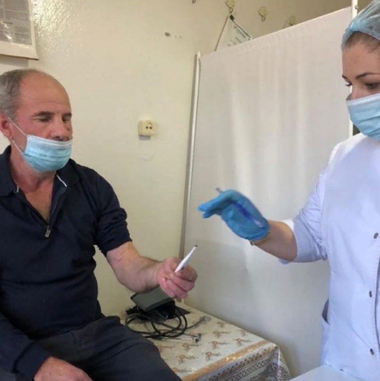 Учителя Казбековского района начали вакцинироваться от коронавируса