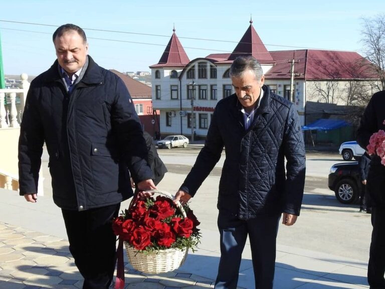Сергей Меликов возложил цветы к памятнику Герою РФ Магомеду Нурбагандову