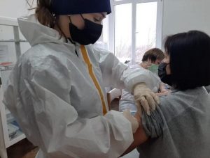 Более 430 человек привили от коронавируса в Кизляре