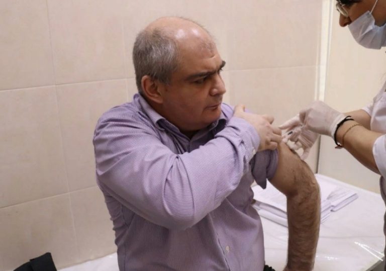 Сотрудники минимущества Дагестана вакцинировались от COVID-19