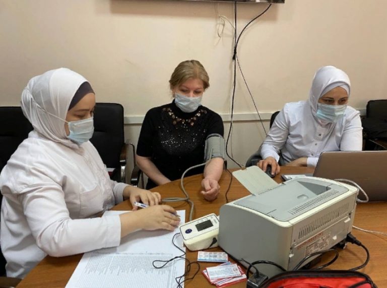Сотрудники минтруда Дагестана сдали кровь на наличие антител к COVID-19