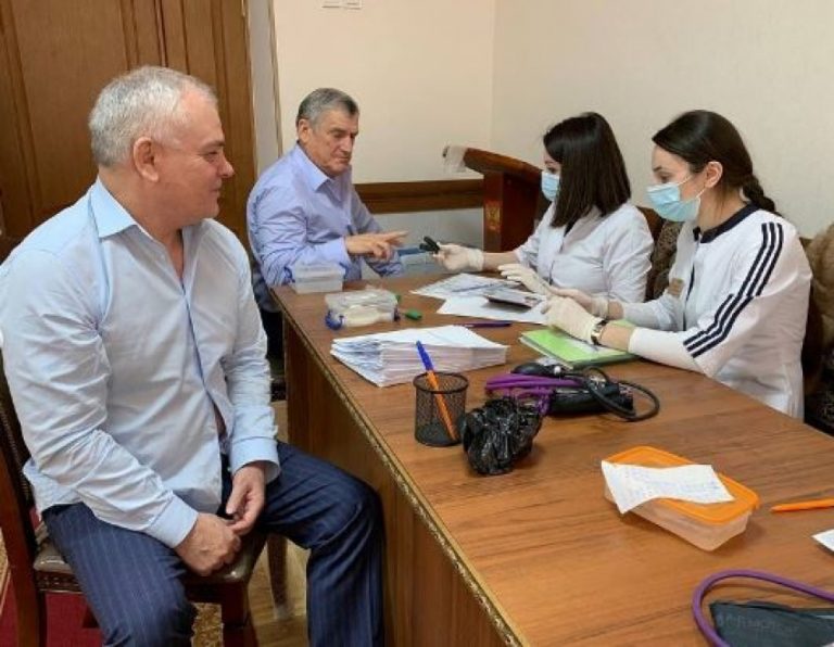 Глава Даг. Огней прошёл вакцинацию от коронавируса