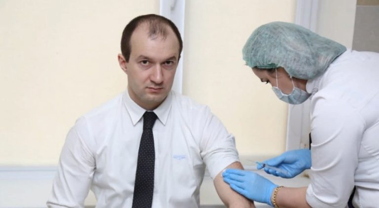 Сотрудники МФЦ Дагестана вакцинируются от COVID-19