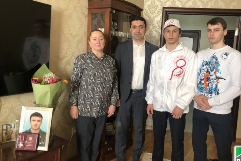 Мать Марата Молчанова торжественно поздравили с Международным женским днем