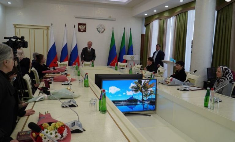 Абдулпатах Амирханов в преддверии 8 марта вручил дагестанкам государственные награды
