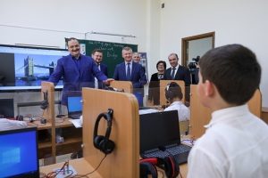 Сергей Меликов вместе с заместителем Министра просвещения России посетил новую школу в п. Талги