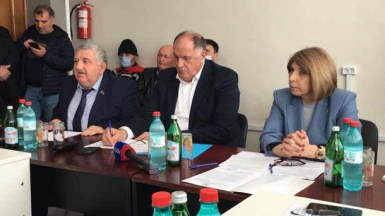 Абдулмуслимов провёл выездное совещание в Ахвахском районе
