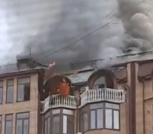 В Махачкале загорелась мансарда 11-этажного многоквартирного дома