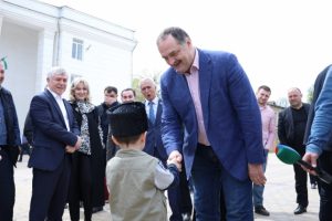 В Дагестанских Огнях Сергей Меликов встретился с горожанами, а также обсудил с органами власти развитие муниципалитета