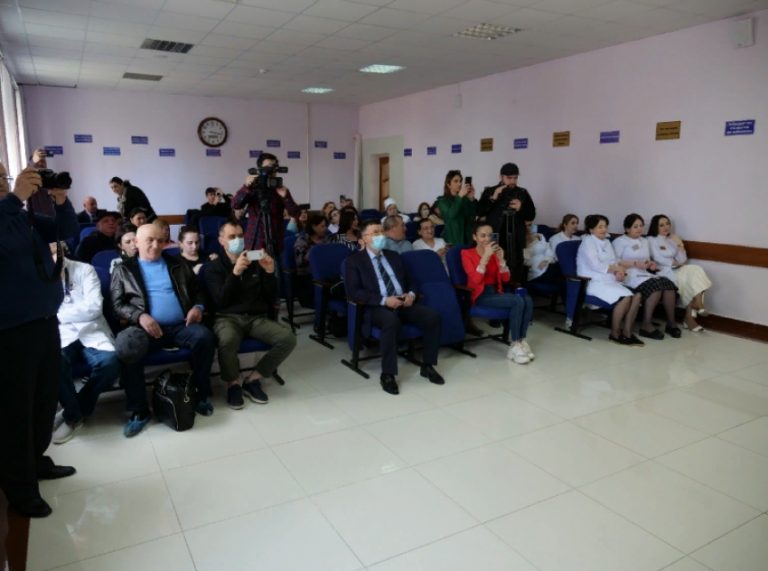 Врачей ГКБ №1 Махачкалы поздравили с Днем здоровья
