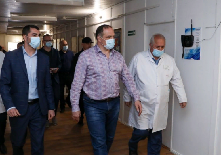 В Докузпаринском районе Врио Главы РД осмотрел аварийную школу и реконструируемую больницу