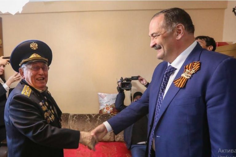 Сергей Меликов поздравил на дому ветеранов войны