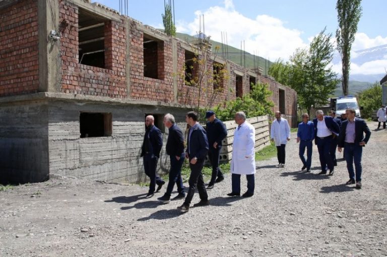 Абдулпатах Амирханов побывал в Докузпаринской ЦРБ