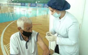 В Махачкале вакцинировавшиеся пожилые люди получат продуктовые наборы