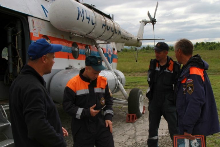 К поискам пропавших в горах Дагестана людей подключили вертолет МЧС России