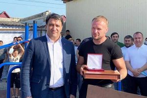 Бойцу ММА Александру Шлеменко присвоили звание почетного гражданина Хасавюртовского района