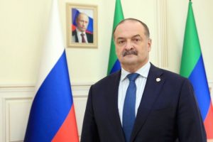 Глава республики поздравил дагестанцев с Днем Государственного флага Российской Федерации