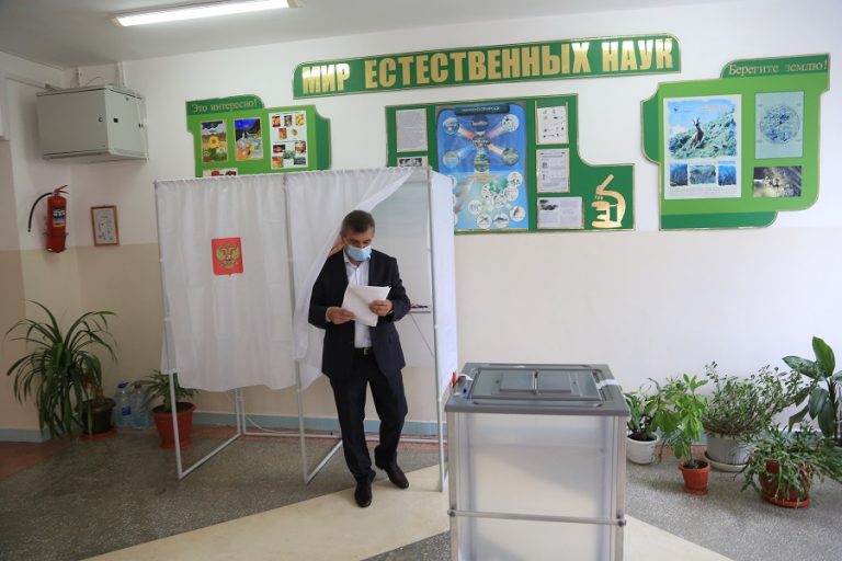 Первый вице-премьер Нюсрет Омаров проголосовал на выборах депутатов Госдумы и Народного Собрания РД