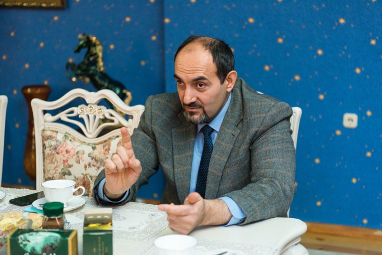 Врио министра образования и науки РД Яхья Бучаев поздравляет с началом учебного года