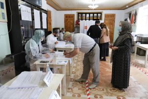 Председатель Общественной Палаты Табасаранского района Алимирза Гасанов пришёл на выборы вместе с супругой.