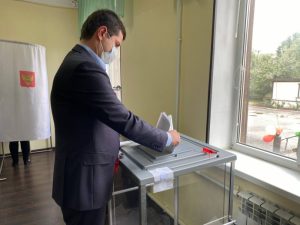 Батыр Эмеев проголосовал на выборах депутатов в Госдуму и Народное Собрание РД