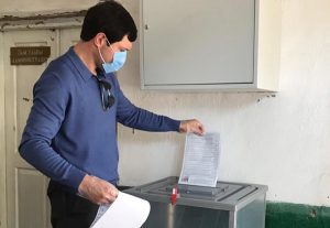 Глава СП «Сельсовет Лучекский» Рутульского района С.Сафаров одним из первых пришел на свой избирательный участок