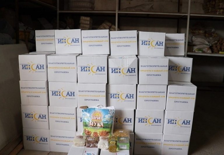 Нуждающимся пенсионерам в Махачкале раздали продукты