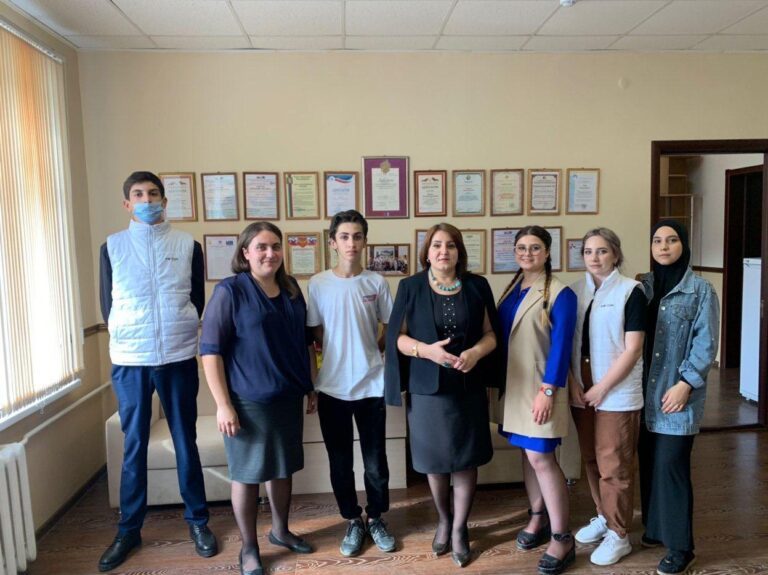 Дагестанcкие молодогвардейцы поздравили педагогов с Днем учителя