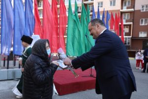 Сергей Меликов и Сергей Степашин вручили ключи от новых квартир переселенцам из аварийного жилья