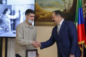 Глава Дагестана С.Меликов подписал распоряжение о поощрении Благодарностью