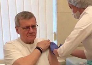 Полпред Чайка прошел ревакцинацию от коронавируса