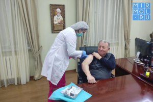 Госсекретарь Дагестана Магомед-Султан Магомедов прошел вакцинацию