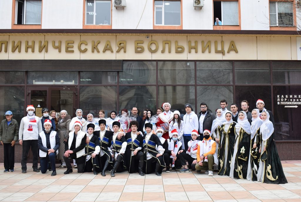 Молодогвардейцы Дагестана поздравили медицинский персонал Городской клинической больницы с наступающим Новым годом