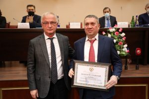 Абдулпатах Амирханов поздравил коллектив Арбитражного суда Дагестана с 30-летием