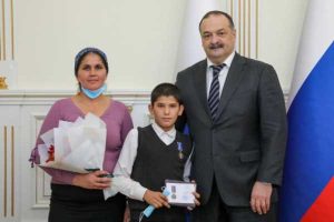 Сергей Меликов вручил награды за проявленные мужество и патриотизм