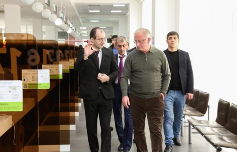 Амирханов вручил награды сотрудникам МФЦ Дагестана