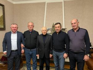Абдулпатах Амирханов поздравил Муху Алиева с награждением орденом «За заслуги перед Отечеством»
