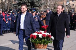 В Махачкале возложили цветы к памятнику Воину-освободителю