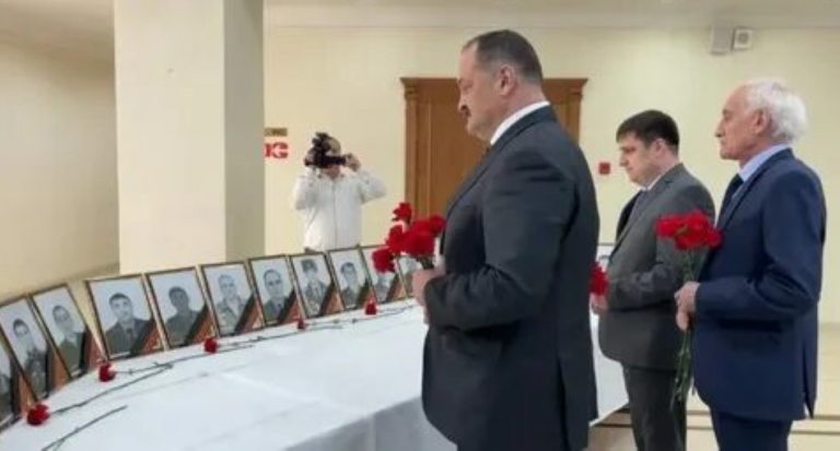Глава Дагестана Сергей Меликов почтил память военнослужащих, отдавших свои жизни при исполнении воинского долга на территории Украины
