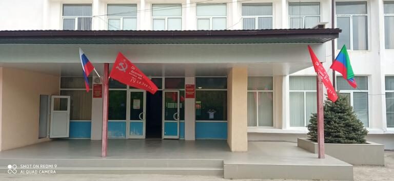 В Новолакском районе акция «Знамя Победы» стартовала с вывешивания флагов
