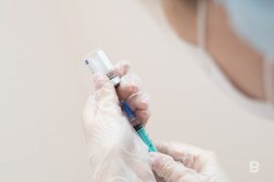 Пандемия не закончится в 2022 году из-за непривитых