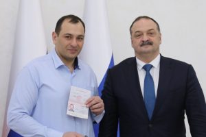 Сергей Меликов: Выполнил сегодня приятную и ответственную миссию – вручил новые паспорта иностранцам, получившим гражданство Российской Федерации