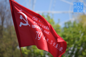 В Махачкале развернут самый большой флаг копии Знамени Победы
