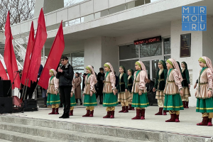 Руководитель ансамбля «Дети Кавказа» Марьям Казимова выступила на митинге-концерте в поддержку российской армии и жителей Донбасса