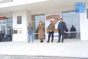 На митинге-концерте в жителей Донбасса выступила группа журналистов, недавно прибывшие из Донбасса