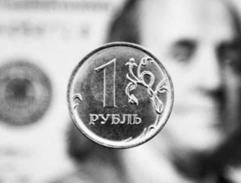 Рубль впервые достиг курса до событий на Украине