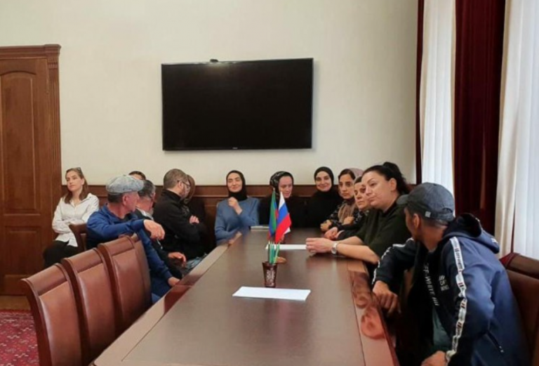 Абдурахман Махмудов встретился с жертвами мошенничества