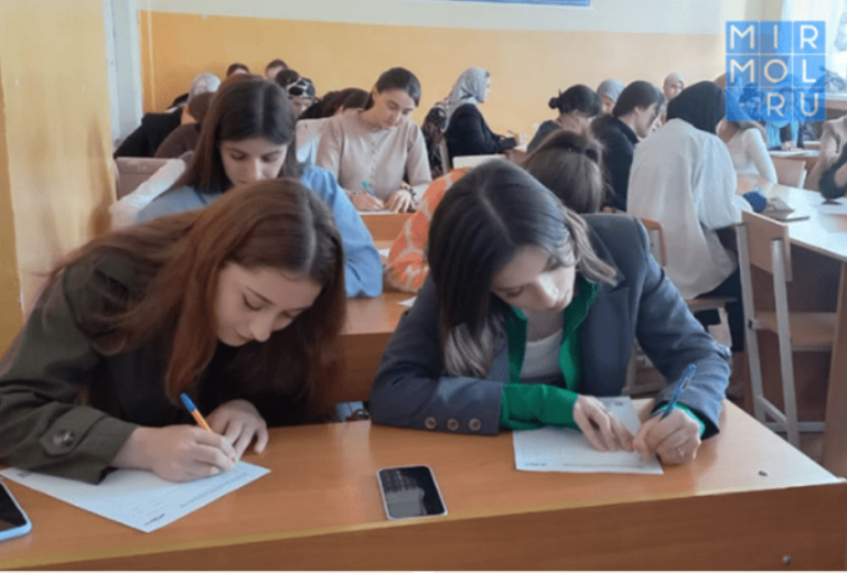 Отлично сдавшие ЕГЭ дагестанские школьники получат премии