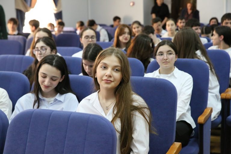 Яхья Бучаев провёл открытый урок «Россия – страна возможностей»