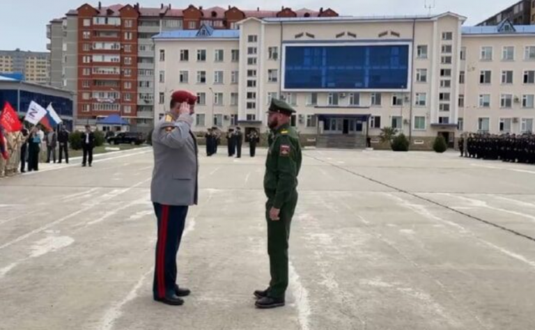 Сергей Меликов награждает дагестанцев-участников спецоперации на Украине